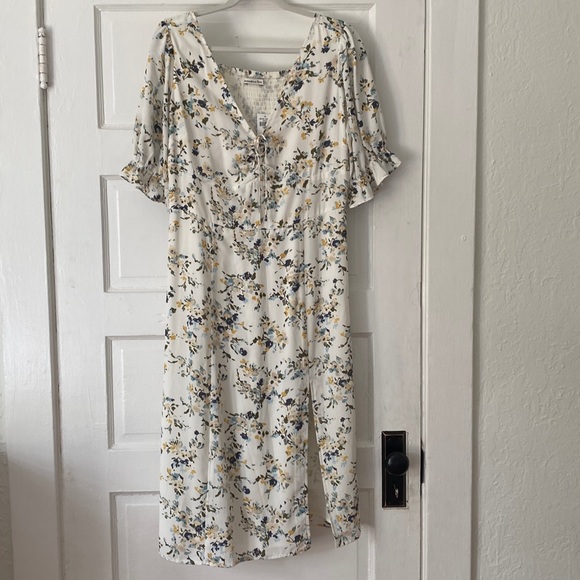 Abercrombie & Fitch Dresses & Skirts - Brand New Abercrombie Floral Print Midi Dress
